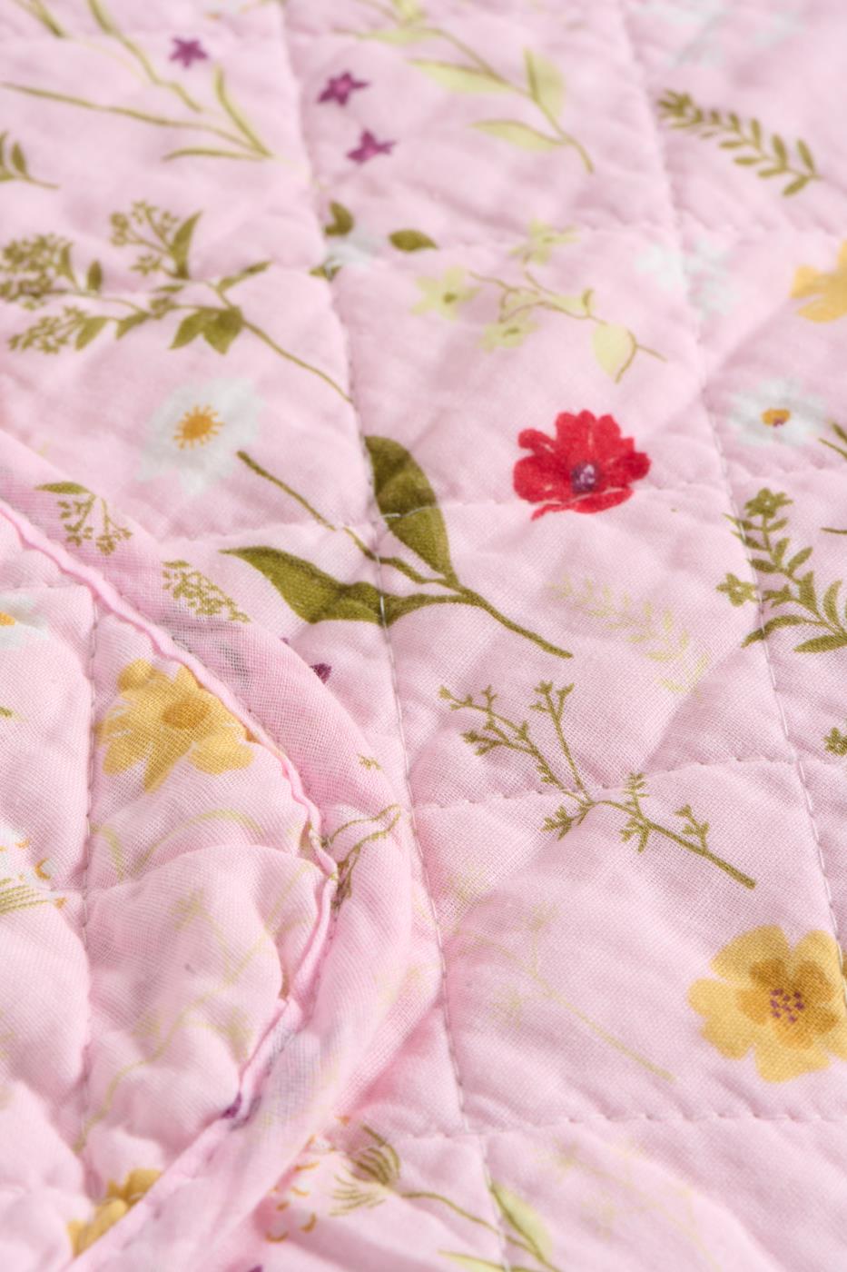 Kołdra , narzuta jasnoróżowa z kwiatami ogrodowymi z wypełniebiem Ib Laursen