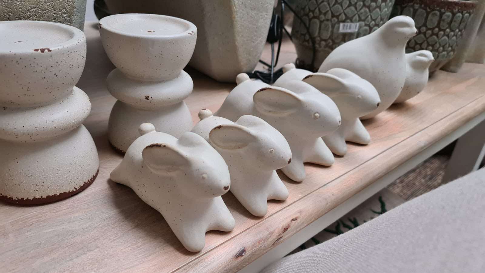 Figurka zajączek kremowy piasek pustyni 3A Belldeco