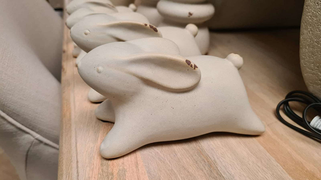 Figurka zajączek kremowy piasek pustyni 3A Belldeco