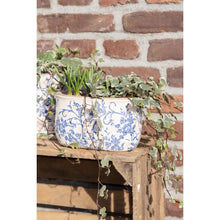 Załaduj obraz do przeglądarki galerii, Doniczka podłużna ceramiczna w niebieskie malowane kwiaty retro L Clayre Eef
