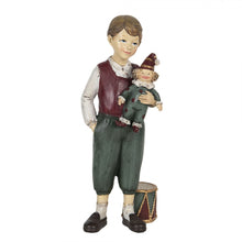 Załaduj obraz do przeglądarki galerii, Figurka świąteczna chłopiec z zabawkami czerwona retro 21 cm Clayre Eef
