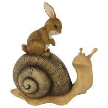 Załaduj obraz do przeglądarki galerii, Figurka ślimak z króliczkiem brązowa wielkanocna
