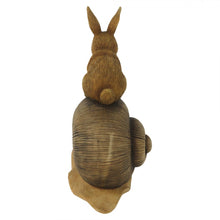 Załaduj obraz do przeglądarki galerii, Figurka ślimak z króliczkiem brązowa wielkanocna
