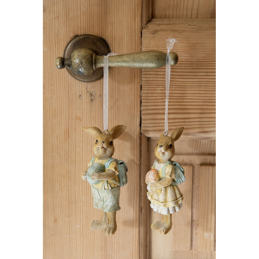 Ozdoba wiszący króliczka z plecaczkiem retro żółta  11 cm Clayre Eef