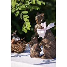 Załaduj obraz do przeglądarki galerii, Figurka Królik 31 cm Brązowy z różową kokardką Clayre &amp; Eef
