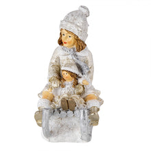 Załaduj obraz do przeglądarki galerii, Figurka dziewczynka  na sankach świąteczna retro srebrna 10 cm Clayre Eef
