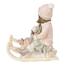 Załaduj obraz do przeglądarki galerii, Figurka świąteczna dziewczynka na sankach 11 cm różowy retro Clayre Eef
