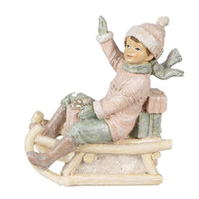 Załaduj obraz do przeglądarki galerii, Figurka świąteczna chłopiec na sankach 10 cm różowy retro Clayre Eef
