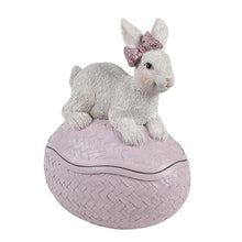 Załaduj obraz do przeglądarki galerii, Króliczek na jajku figurka wielkanocna fioletowa 16 cm Clayre &amp; Eef
