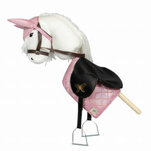 Załaduj obraz do przeglądarki galerii, Podkładka pod siodło i bonetka, różowa hobby horse by astrup
