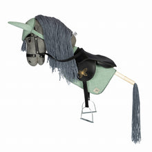 Załaduj obraz do przeglądarki galerii, Podkładka pod siodło i bonetka, zielona hobby horse by astrup
