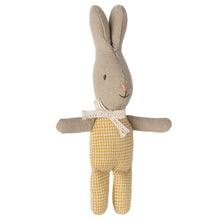 Załaduj obraz do przeglądarki galerii, Maileg Króliczek 11cm niemowle - Rabbit my yellow check boy
