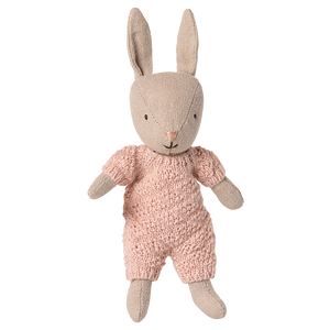 MAILEG Króliczek w różowym kombinezonie 13,5cm - RABBIT MICRO SAND
