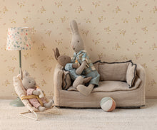 Załaduj obraz do przeglądarki galerii, MAILEG Leżaczek dla myszek 9cm - BABYSITTER MICRO OFF WHITE
