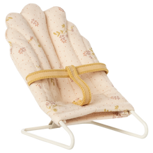 Załaduj obraz do przeglądarki galerii, MAILEG Leżaczek dla myszek 9cm - BABYSITTER MICRO OFF WHITE
