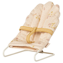 Załaduj obraz do przeglądarki galerii, MAILEG Leżaczek dla myszek 9cm - BABYSITTER MICRO OFF WHITE
