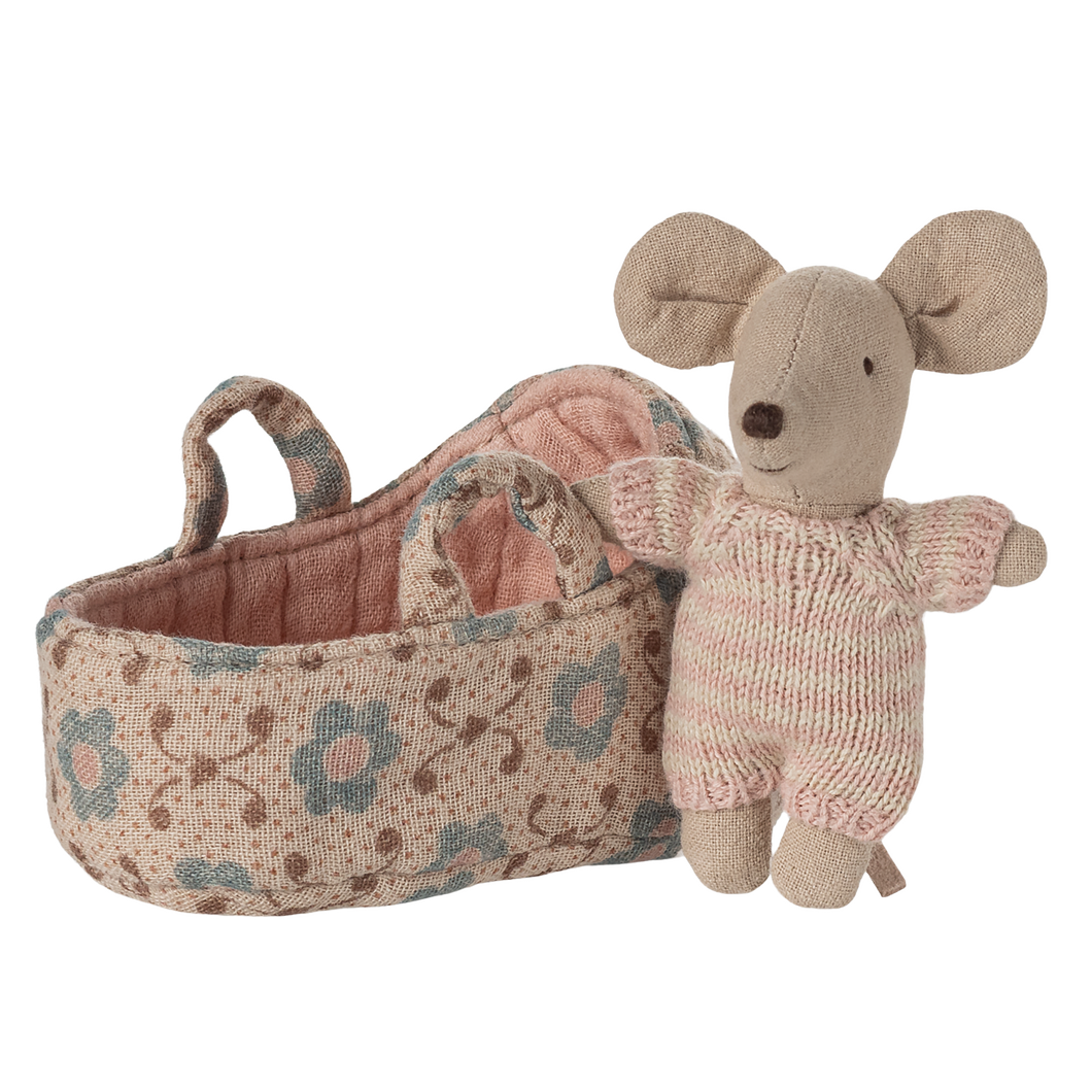 MAILEG Myszka dzidziuś w nosidełku - BABY in CARRY COT ROSE