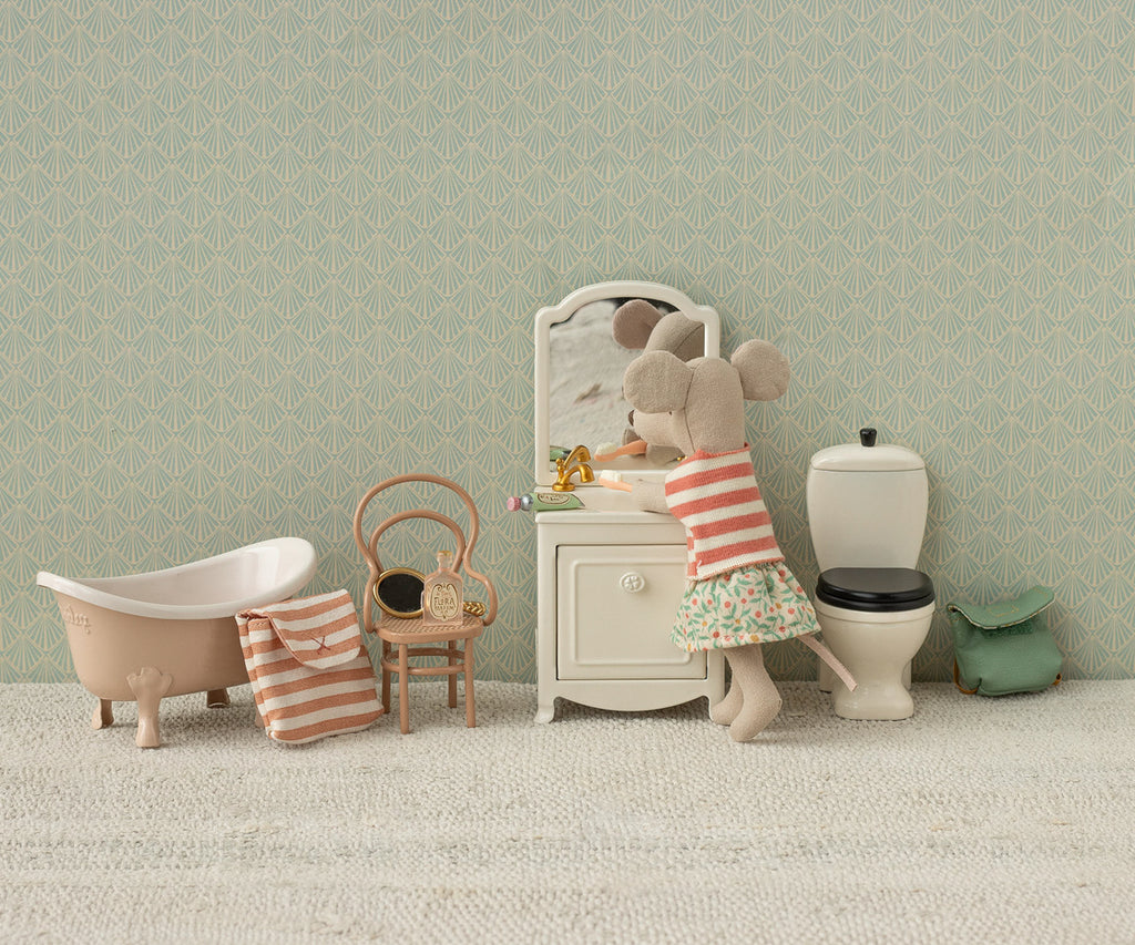 MAILEG Myszka rowerzystka 13cm - TRICYCLE BIG SISTER GREEN
