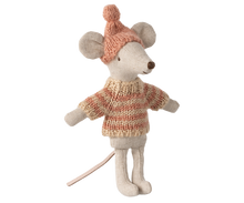Załaduj obraz do przeglądarki galerii, Ubranko dla myszki 13 cm - Big Sister Sweater and hat Maileg
