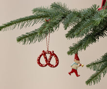 Załaduj obraz do przeglądarki galerii, Zawieszka świąteczna metalowa - ORNAMENT PRETZEL kropki  Maileg
