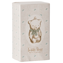 Załaduj obraz do przeglądarki galerii, Zawieszka świąteczna miś - Teddy Bear Off White|Blue Maileg
