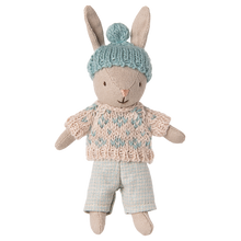 Załaduj obraz do przeglądarki galerii, MAILEG Zimowy króliczek w miętowej czapce 13,5cm - WINTER RABBIT MICRO SAND

