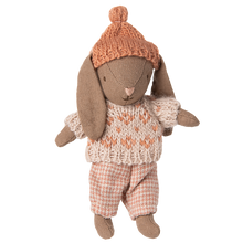 Załaduj obraz do przeglądarki galerii, MAILEG Zimowy króliczek w różowej czapce 12cm - WINTER RABBIT BUNNY BROWN
