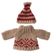 Załaduj obraz do przeglądarki galerii, Ubranko dla myszki 15cm - Mum Sweater and hat Maileg
