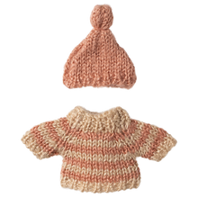 Załaduj obraz do przeglądarki galerii, Ubranko dla myszki 13 cm - Big Sister Sweater and hat Maileg
