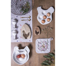 Załaduj obraz do przeglądarki galerii, Ceramiczny talerz na jajka Kura beżowy Clayre Eef

