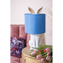 Załaduj obraz do przeglądarki galerii, Lampa stołowa biały Królik z niebieskim abażurem Clayre Eef
