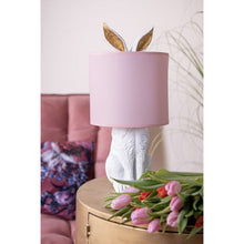 Załaduj obraz do przeglądarki galerii, Lampa stołowa biały Królik z różowym abażurem Clayre Eef
