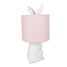 Załaduj obraz do przeglądarki galerii, Lampa stołowa biały Królik z różowym abażurem Clayre Eef
