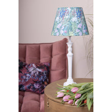 Załaduj obraz do przeglądarki galerii, Lampa stołowa biała z abażurem w kwiaty Clayre Eef
