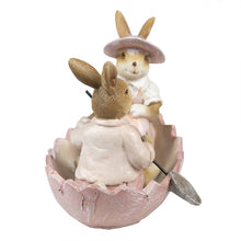 Załaduj obraz do przeglądarki galerii, Figurka wielkanocna króliczki w łódce retro Clayre Eef
