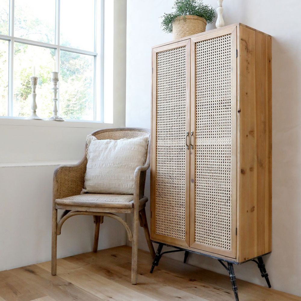 Szafka w stylu Skandynawskim Chic Antique z rattanowymi frontami