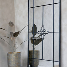Załaduj obraz do przeglądarki galerii, Duże lustro Okno w metalowej ramie Chic Antique C czarne ze szprosami
