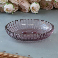 Załaduj obraz do przeglądarki galerii, Mydelniczka szklana fioletowa Chic Antique
