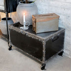 Metalowa skrzynia industrialna Chic Antique na kółkach czarna